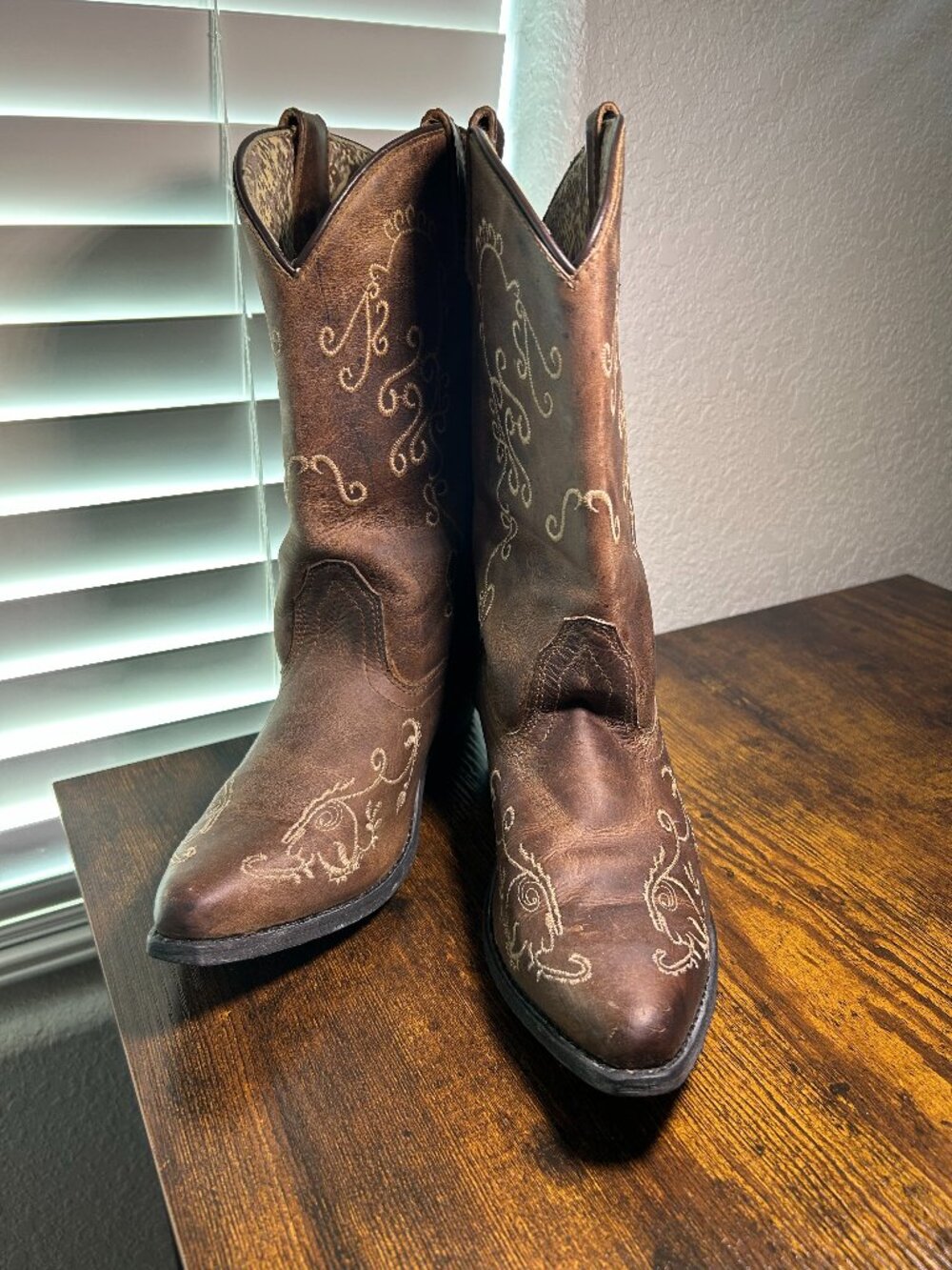 Smoky Mountain Boots, Brown with Tan Embroidery, Women's Size 6 Regular Width